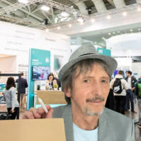 Schnellzeichner Di Vino zeichnet Besucher live am Messestand