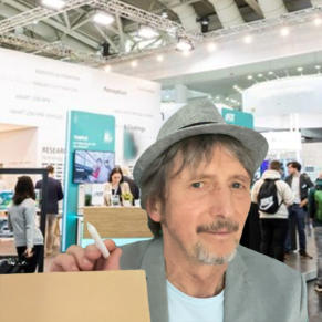 Schnellzeichner Di Vino zeichnet Besucher live am Messestand